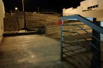 Caída de una farola sobre el paseo marítimo de La Garita (Telde)/TA.